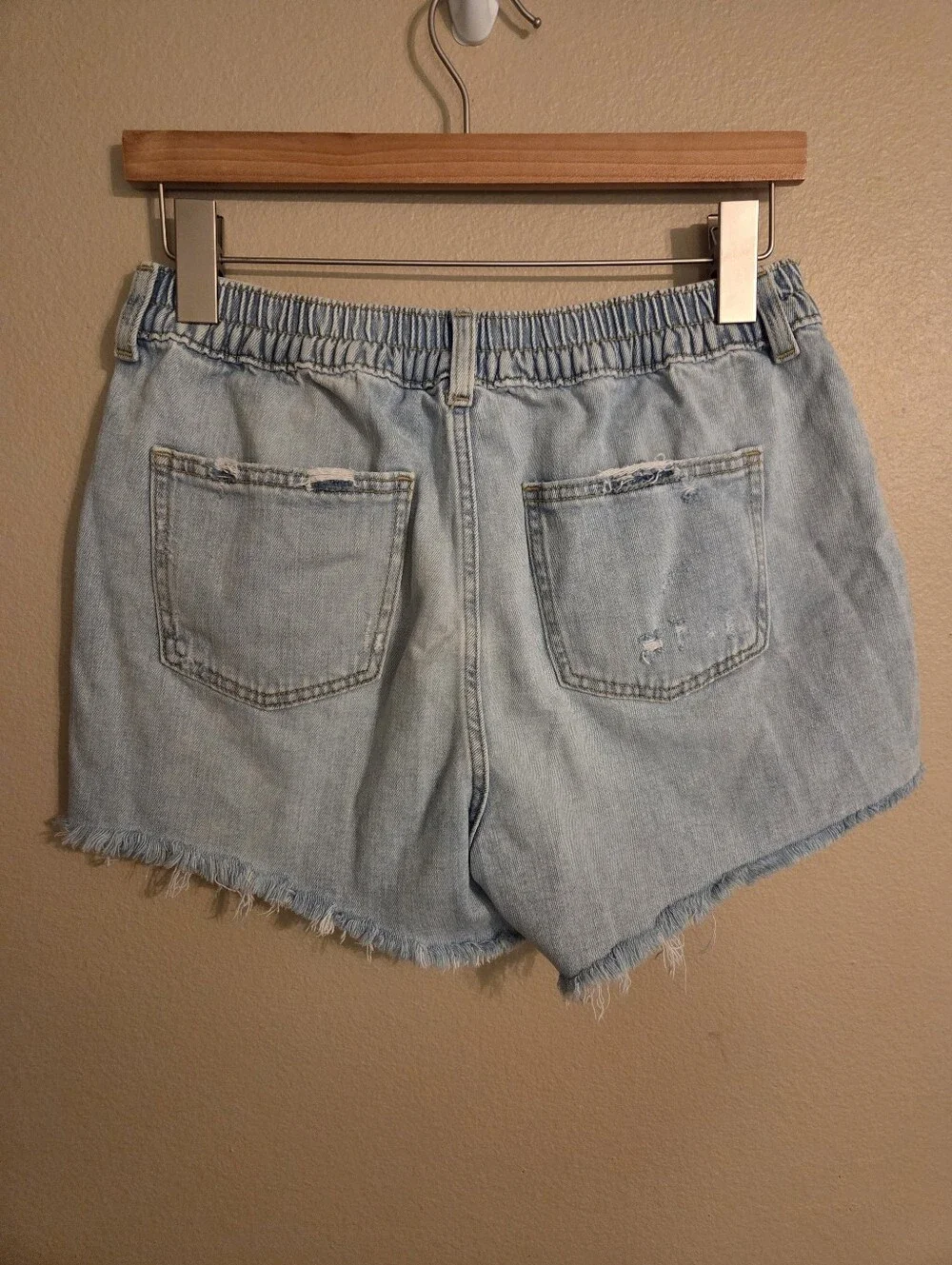 AERIE Daydream Lightwash Blue Distressed Raw Hem Elastic Waist Denim Shorts SZ M